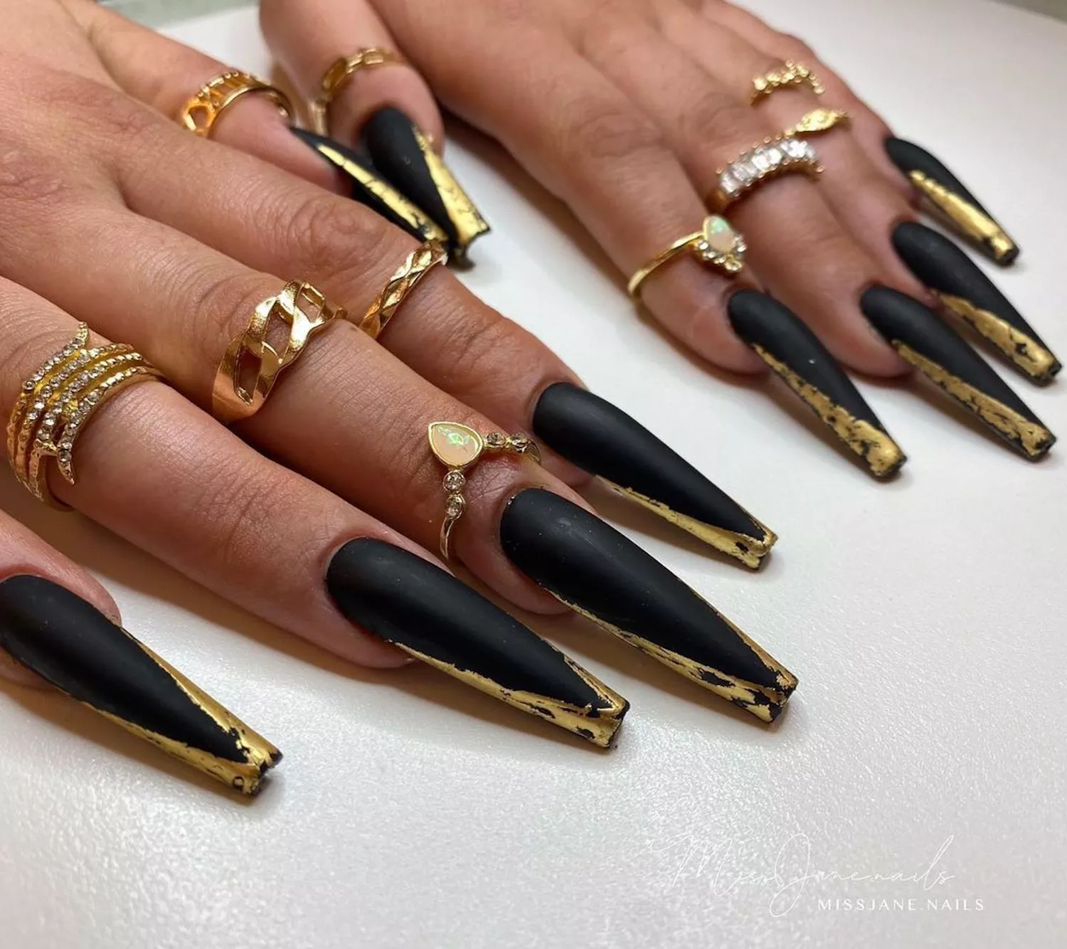 black and gold nails 