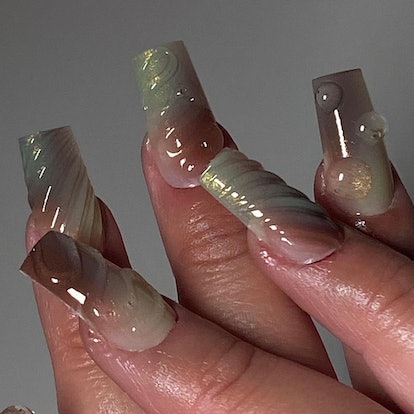 3D rippled nails with earthy nail polish colors are an on-trend Capricorn nail design for 2024.