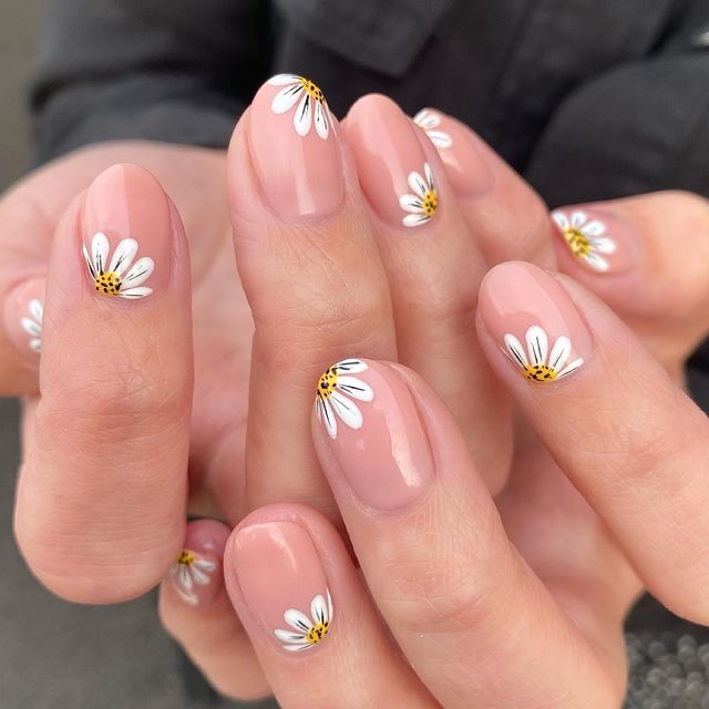 daisy short nail design for summer