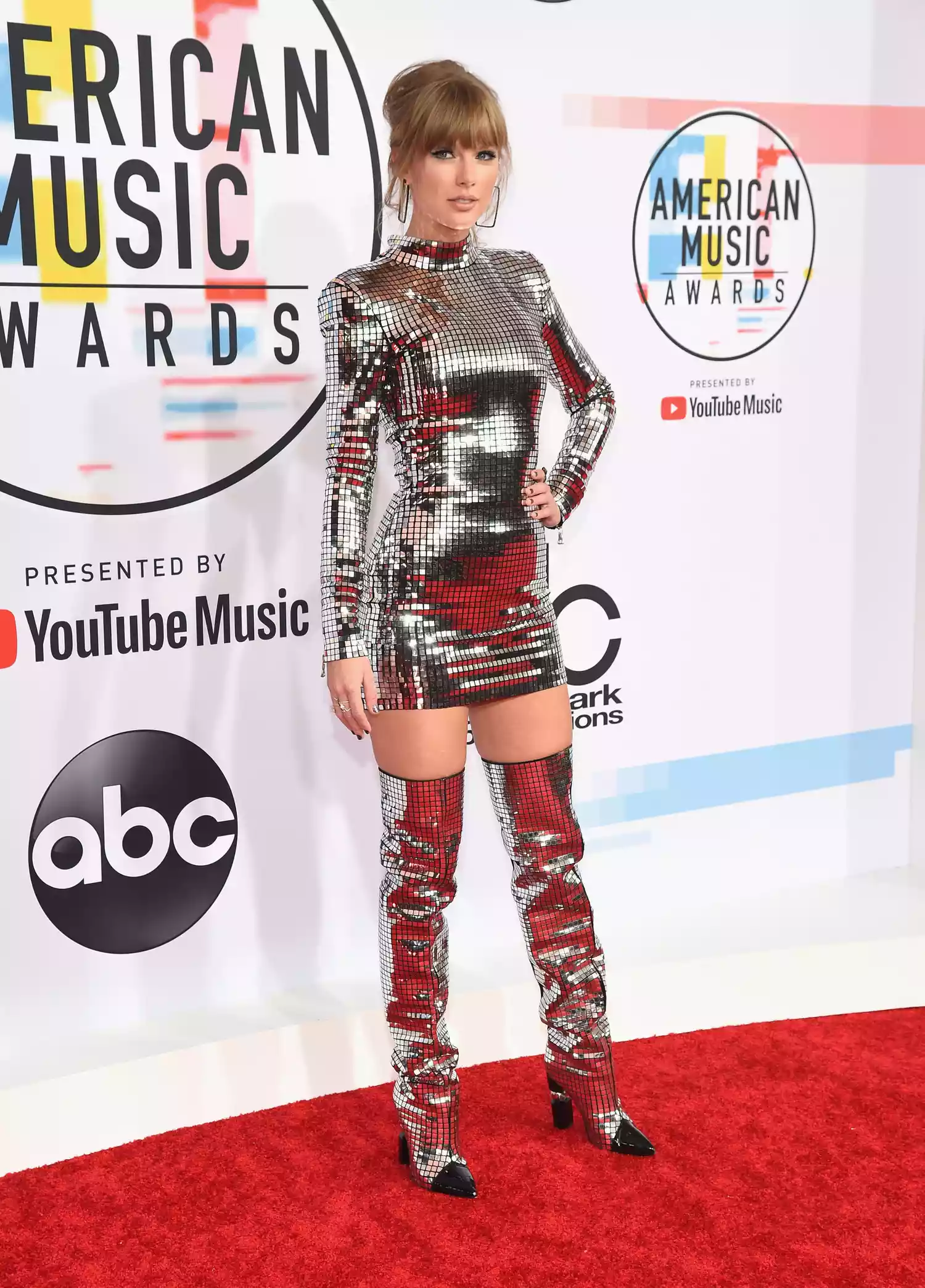 Taylor Swift on the red carpet at the 2018 American Music Awards