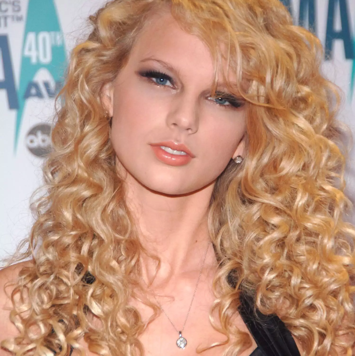 Taylor Swift wears voluminous curly hair to the 2006 CMAs