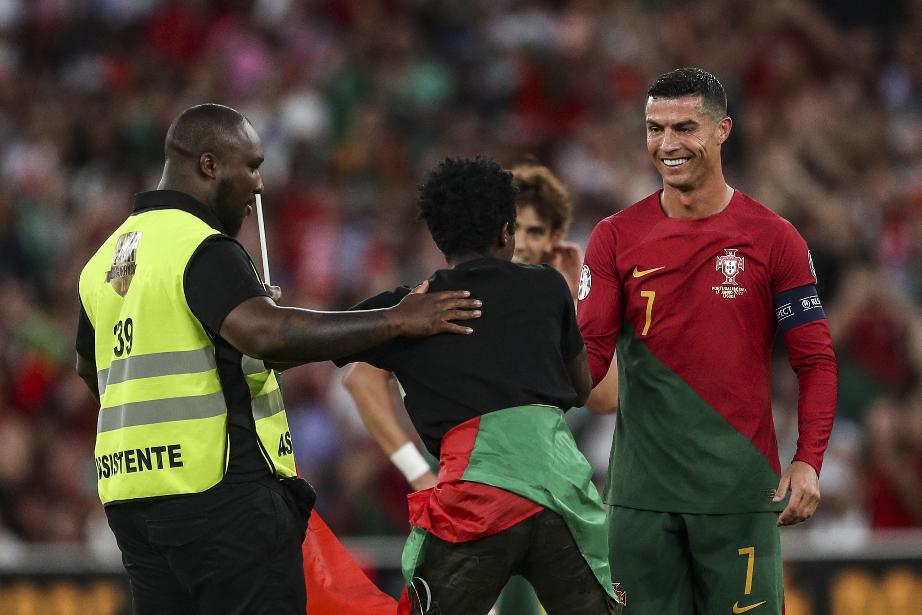 Fanático invade la cancha para besarle los pies a Cristiano Ronaldo y ambos  terminan haciendo el 'SIIIUUU' [Video] - El Diario NY