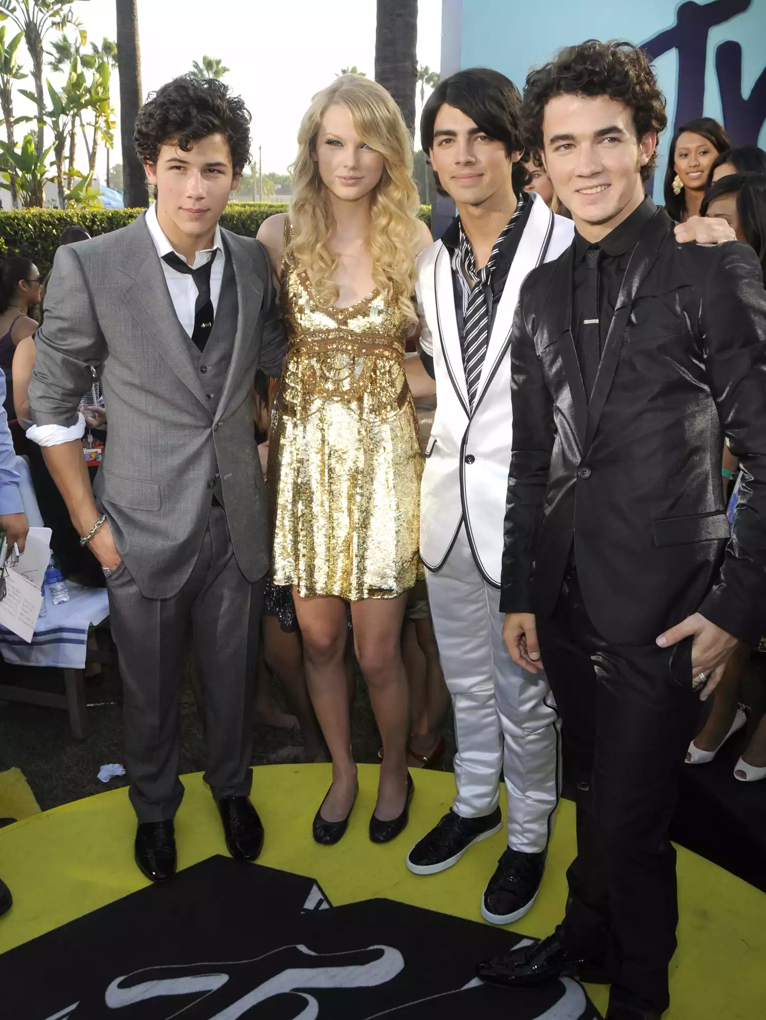 Nick Jonas, Taylor Swift, Joe Jonas and Kevin Jonas on the red carpet of the 2008 MTV Video Music Awards