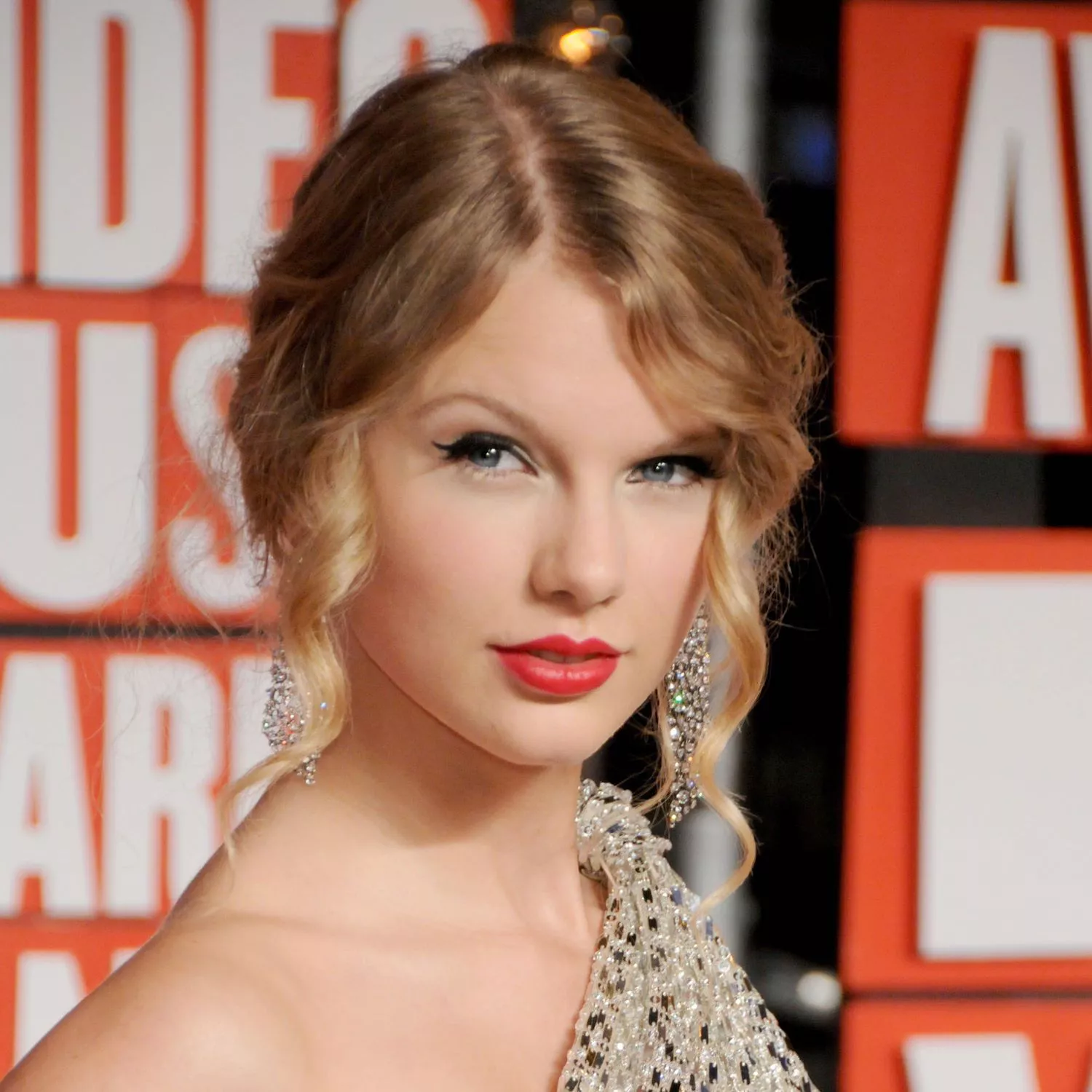 Taylor Swift wears a low updo with soft curls to the 2009 MTV VMAs