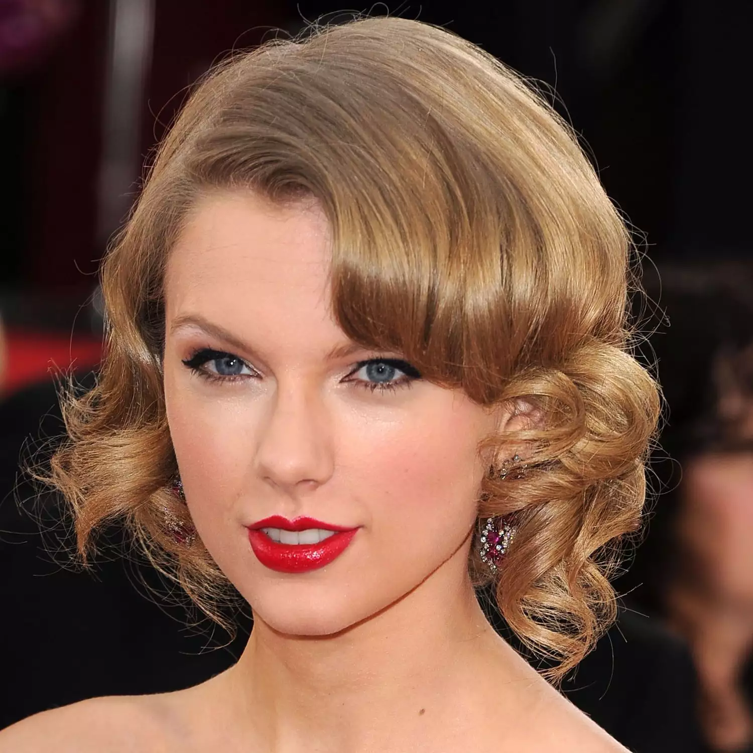 Taylor Swift wears an old Hollywood curled hairstyle for the 2014 Golden Globe Awards