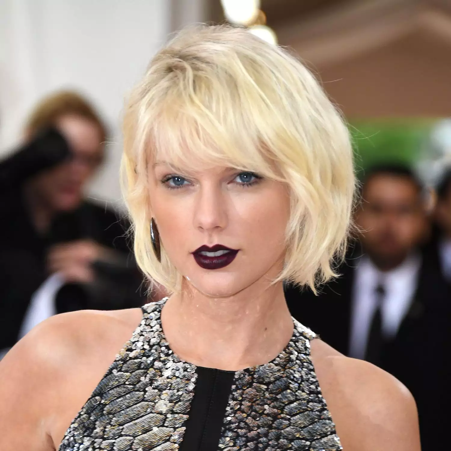 Taylor Swift wears a tousled platinum bob to the 2016 Met Gala