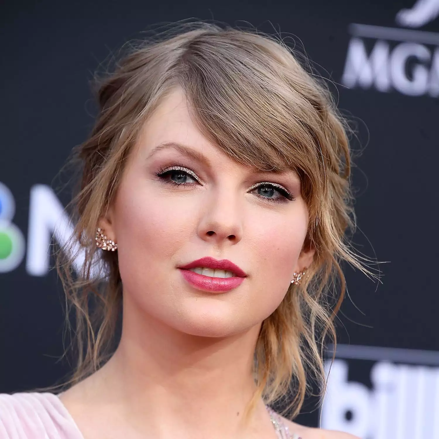 Taylor Swift wears a tousled side-swept updo to the 2018 Billboard Music Awards