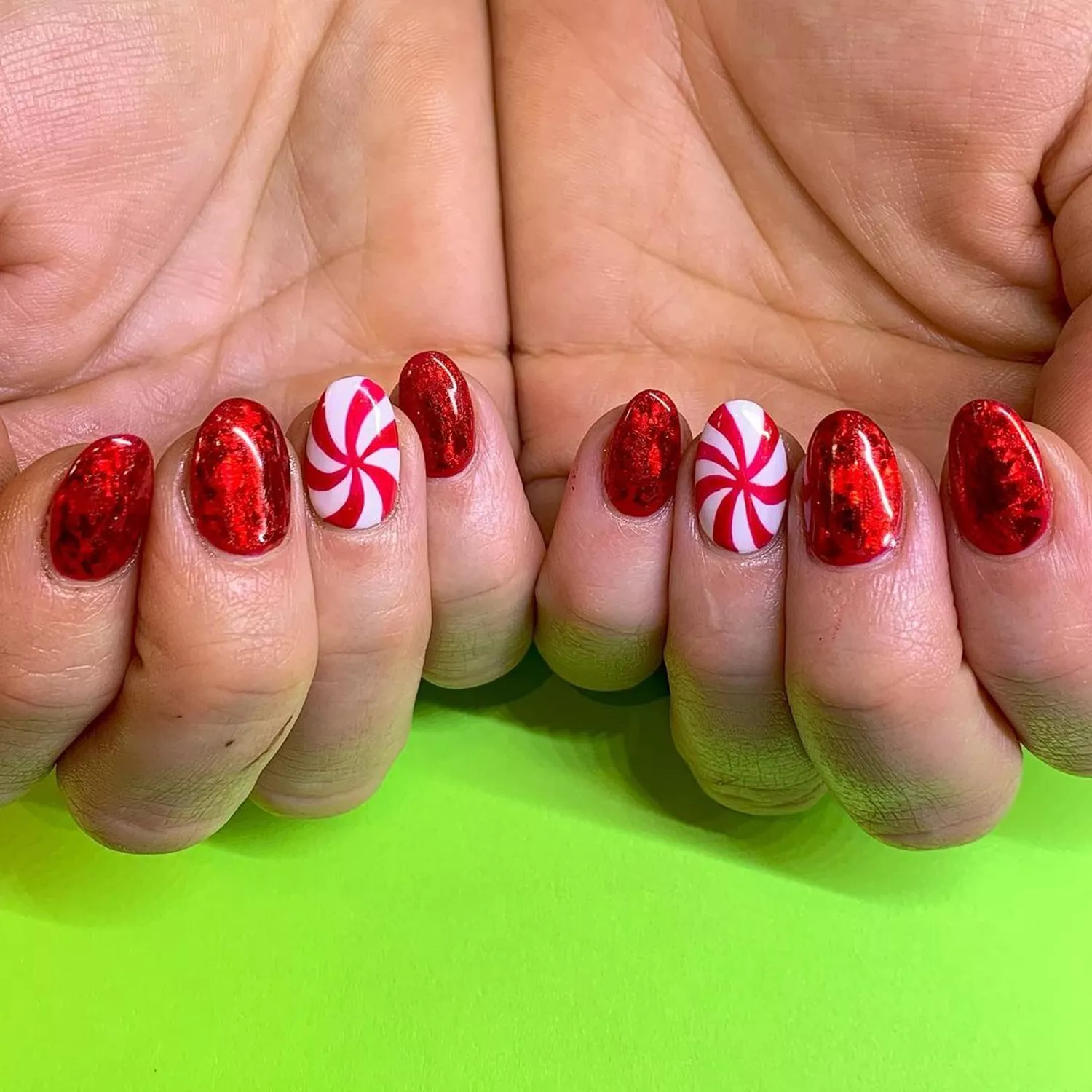 Peppermint Accent Nails - Byrdie Short Christmas Nails 