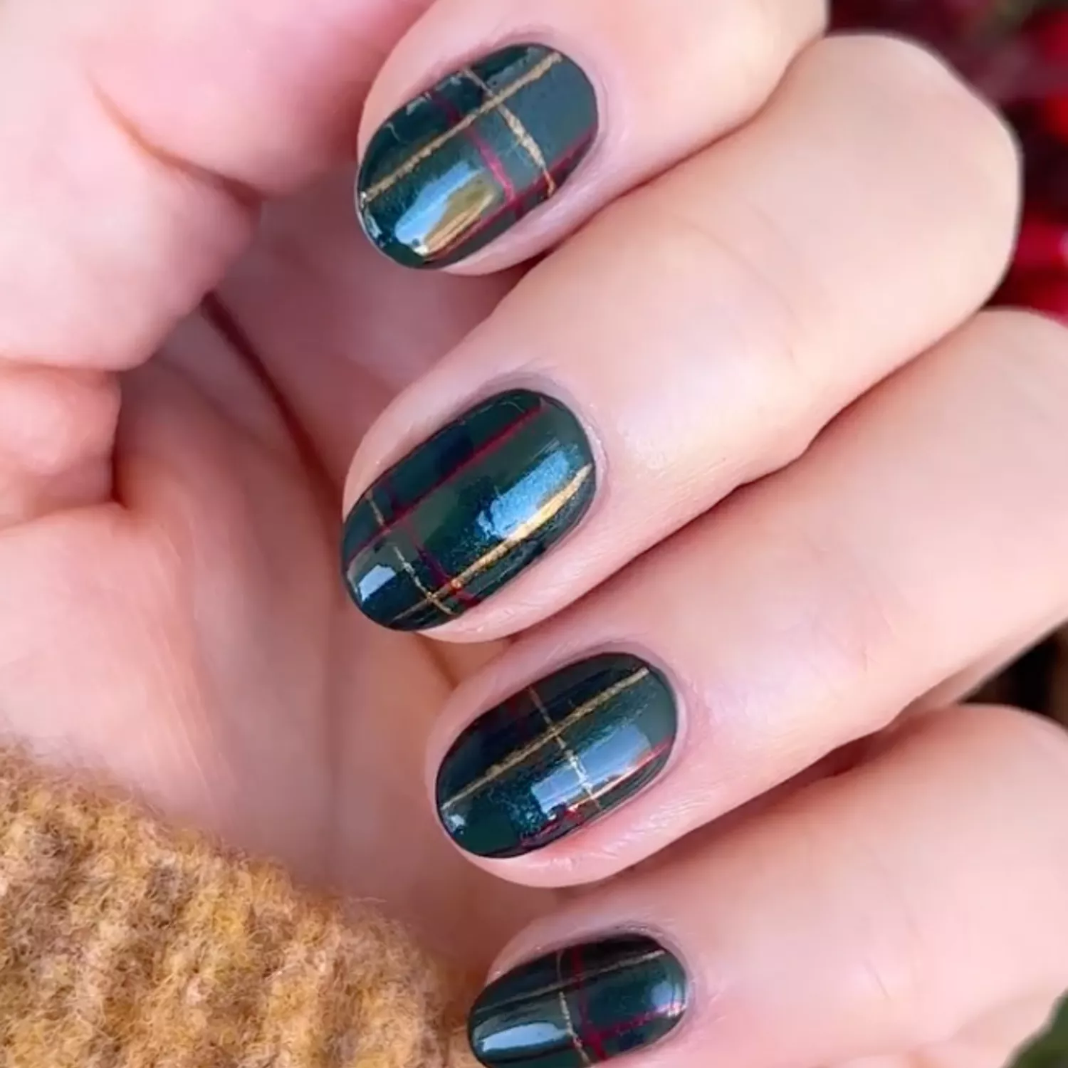 Plaid Wrapping Paper Nails 