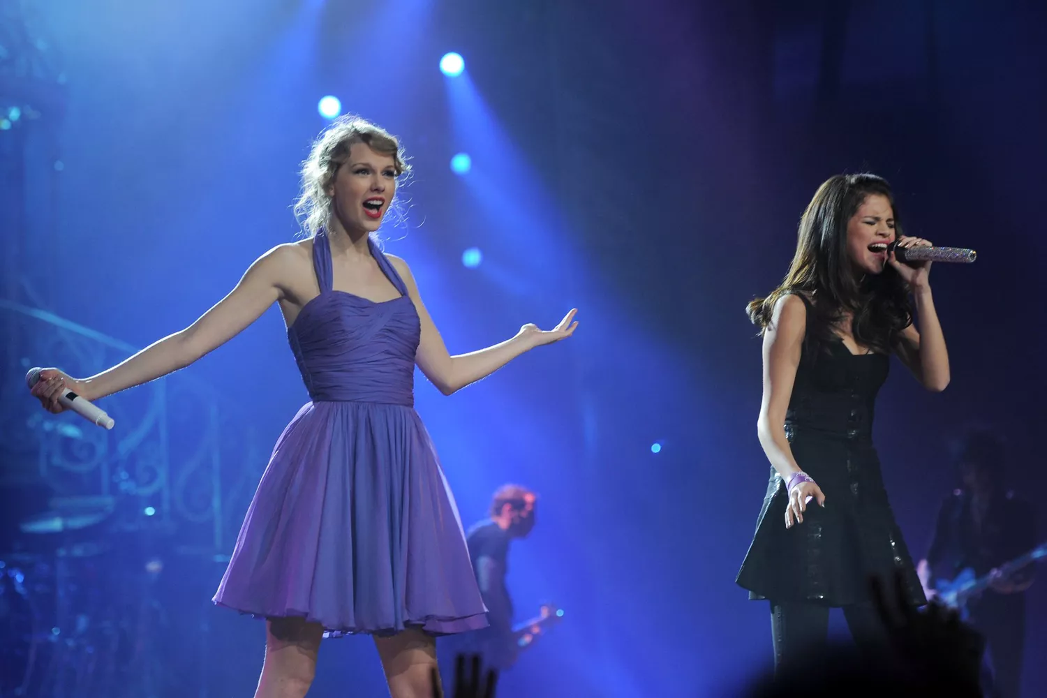 NEW YORK, NY - NOVEMBER 22: Taylor Swift and Selena Gomez perform onstage during the "Speak Now World Tour" at Madison Square Garden on November 22, 2011 in New York City. Taylor Swift wrapped up the North American leg of her SPEAK NOW WORLD TOUR with two sold-out shows at Madison Square Garden this week. In 2011, the tour played to capacity crowds in stadiums and arenas over 98 shows in 17 countries spanning three continents, and will continue in 2012 with shows Australia and New Zealand. (Photo by Larry Busacca/Getty Images)