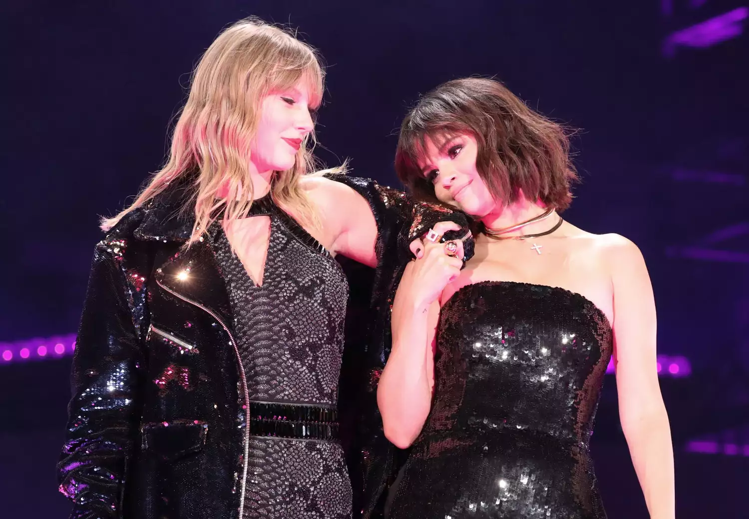 PASADENA, CA - MAY 19: Taylor Swift and Selena Gomez perform onstage during the Taylor Swift reputation Stadium Tour at the Rose Bowl on May 19, 2018 in Pasadena, California (Photo by Christopher Polk/TAS18/Getty Images)