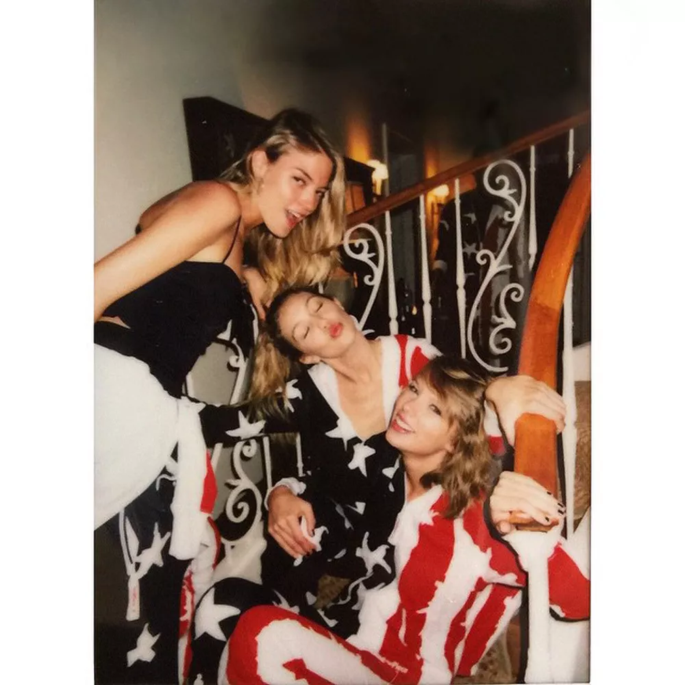 Taylor Swift dressing like friends