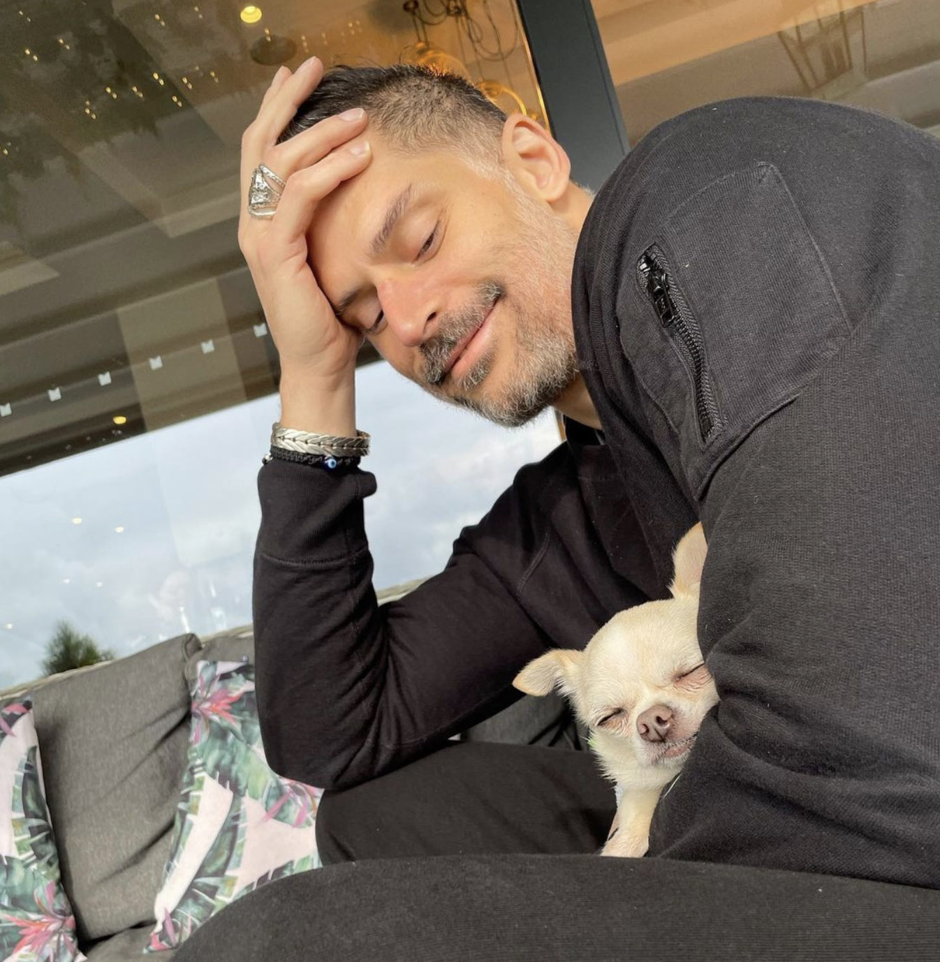 Sofia Vergara captured sweet moment of hubby Joe Manganiello and Bubbles the dog enjoying some