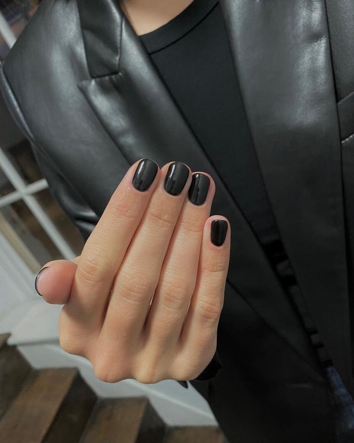 gel nail designs: black nails @harrietwestmoreland