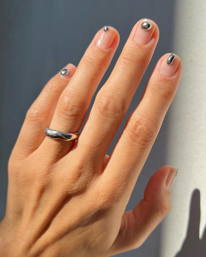 gel nail designs: chrome accents @betina_goldstein