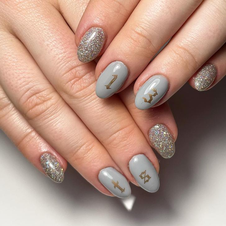 glittery gold mismatched Taylor Swift nails with a lucky 13 design inspired by the Fearless album on the Eras Tour