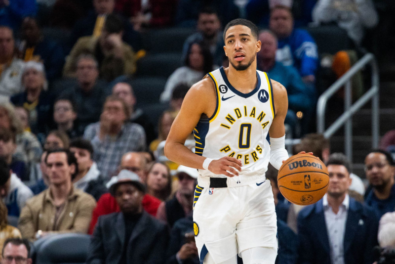 Tyrese Haliburton leaves MSG on crutches following knee injury / News -  Basketnews.com