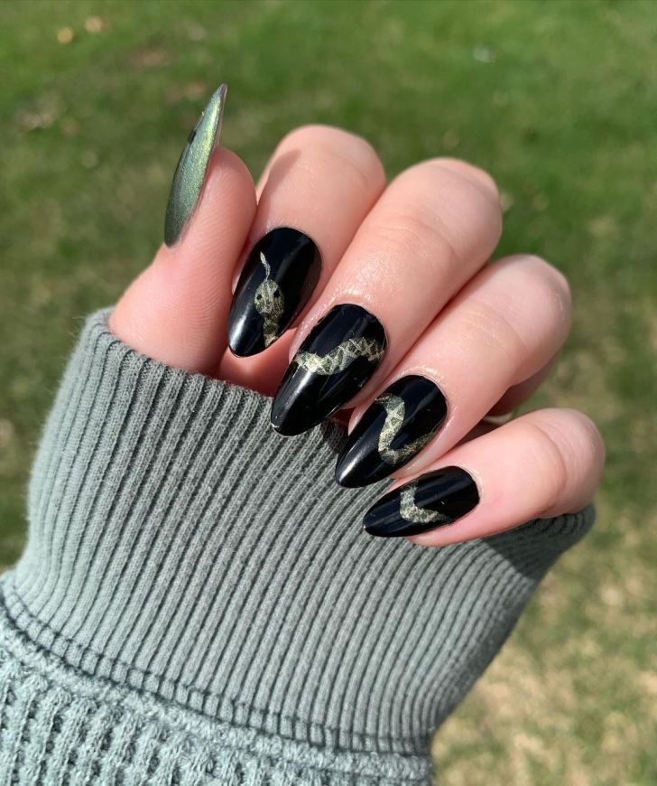 black Taylor Swift nails with unique snake design across multiple fingers inspired by the Reputation album on the Eras Tour