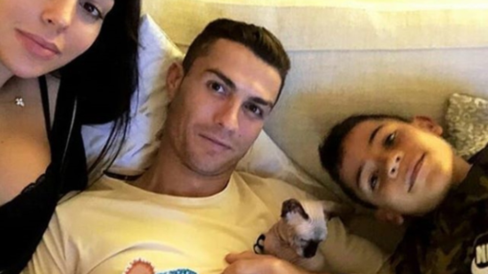 Serie A: Cristiano Ronaldo and Georgina Rodriguez's cat gets hit by a car  and is sent to Spain to be cured... by private jet! | Marca