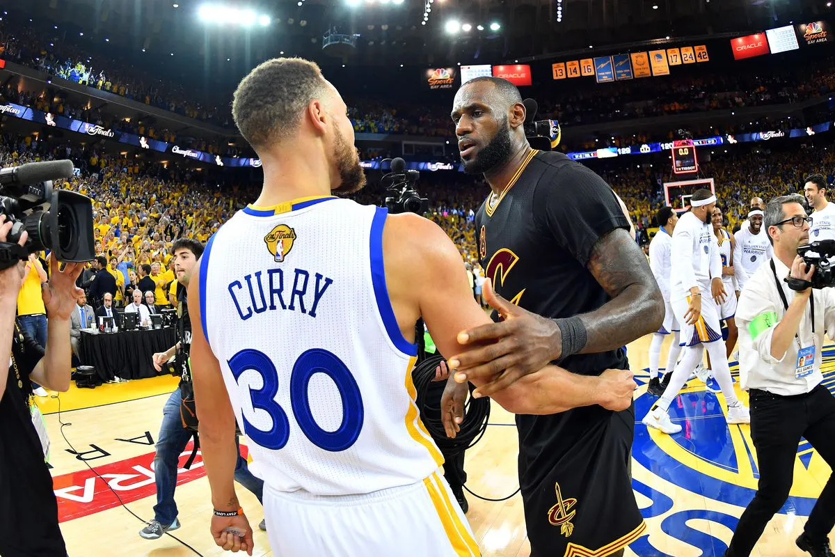 LeBron James “thả thính” nhưng bị Stephen Curry ngó lơ - Ảnh 1.