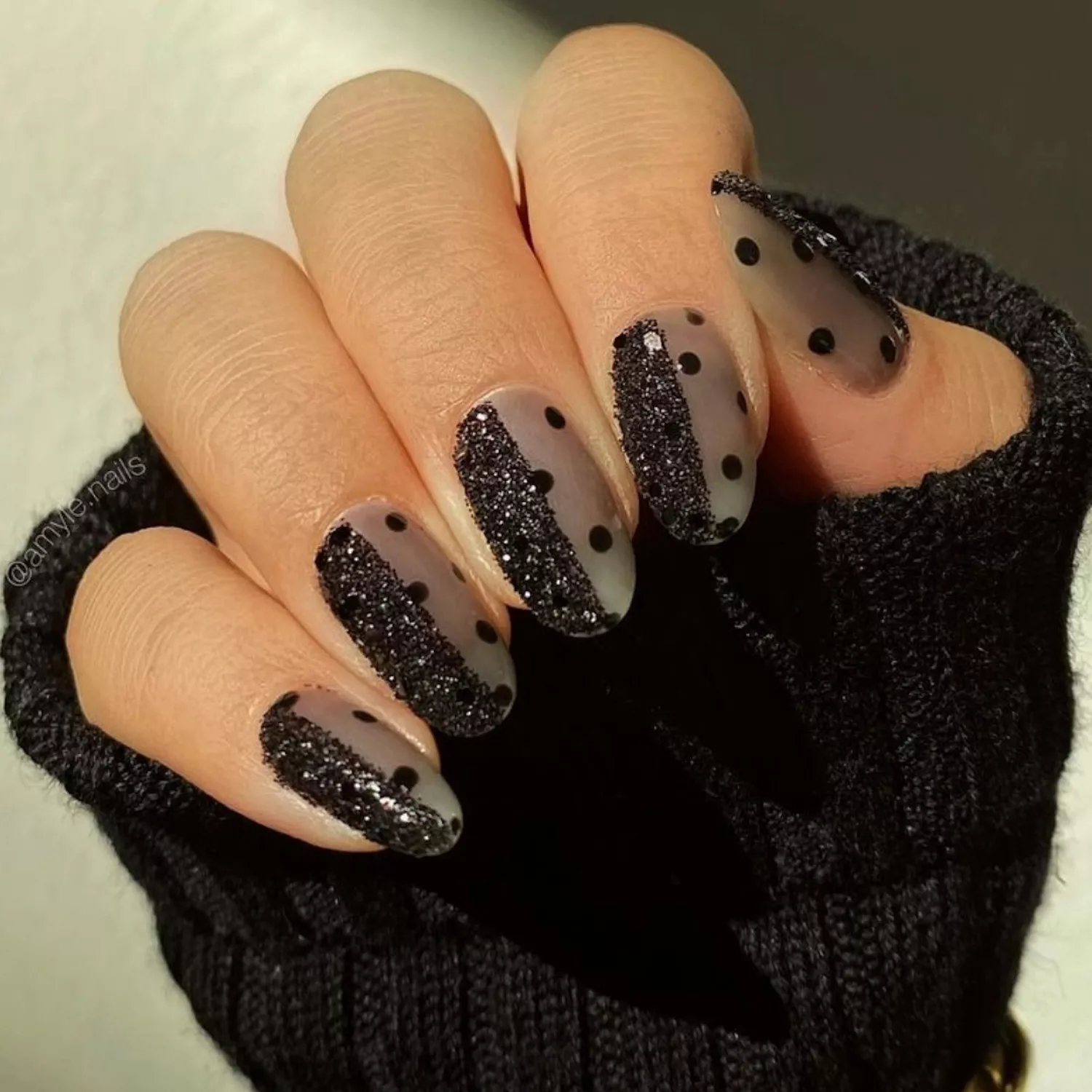 Black Glitter Textured Nails - Byrdie Black Glitter Nails 