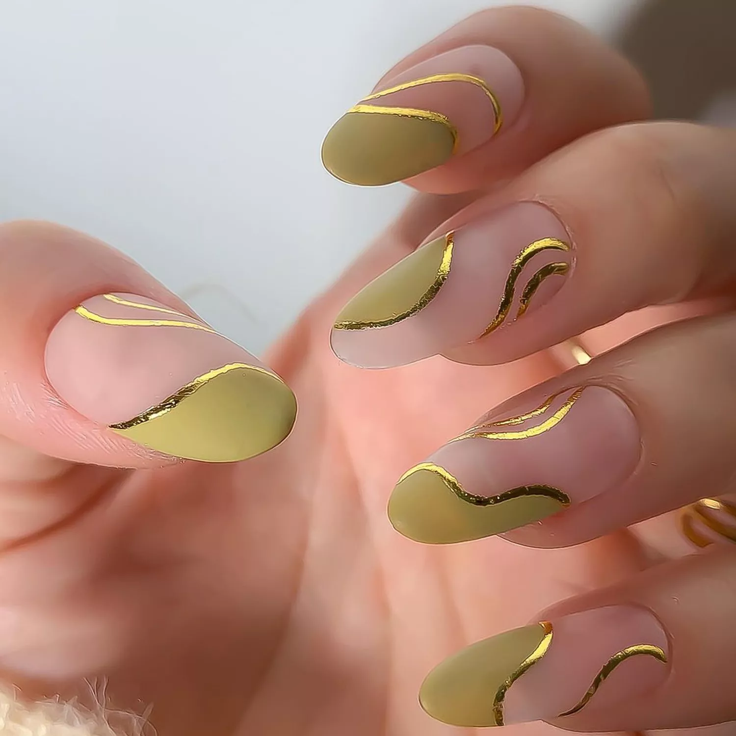 Manicure with pistachio and gold art deco nail design