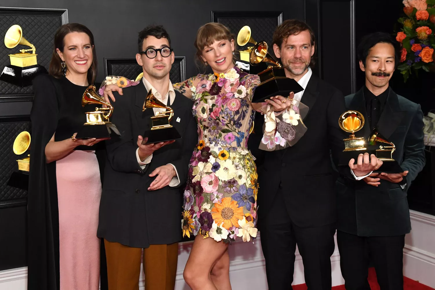 LOS ANGELES, CALIFORNIA - MARCH 14: (L-R) Laura Sisk, Jack Antonoff, Taylor Swift, Aaron Dessner, and Jonathan Low, winners of the Album of the Year award for ‘Folklore,’ pose in the media room during the 63rd Annual GRAMMY Awards at Los Angeles Convention Center on March 14, 2021 in Los Angeles, California. (Photo by Kevin Mazur/Getty Images for The Recording Academy )