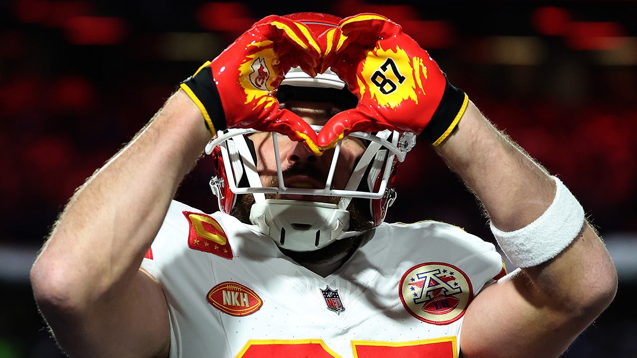 Travis Kelce hôn gió, tạo hình trái tim bằng tay khi ghi điểm TD lịch sử với sự chứng kiến ​​của Taylor Swift