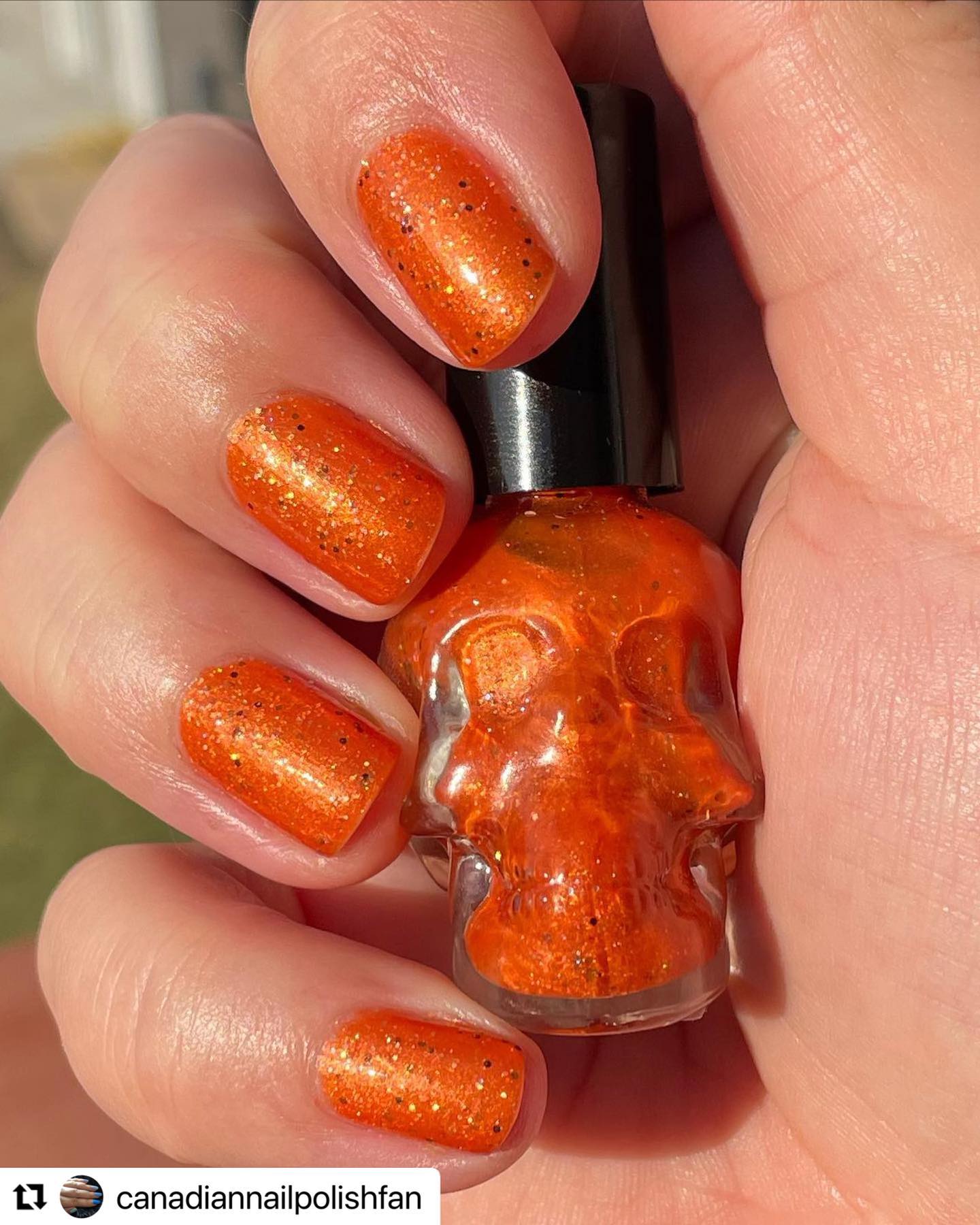 Glittering orange nails are a great way to add a little flare to your outfit. They're perfect for nights out, or even just for running some errands.Even short nails can look striking with this nail polish!