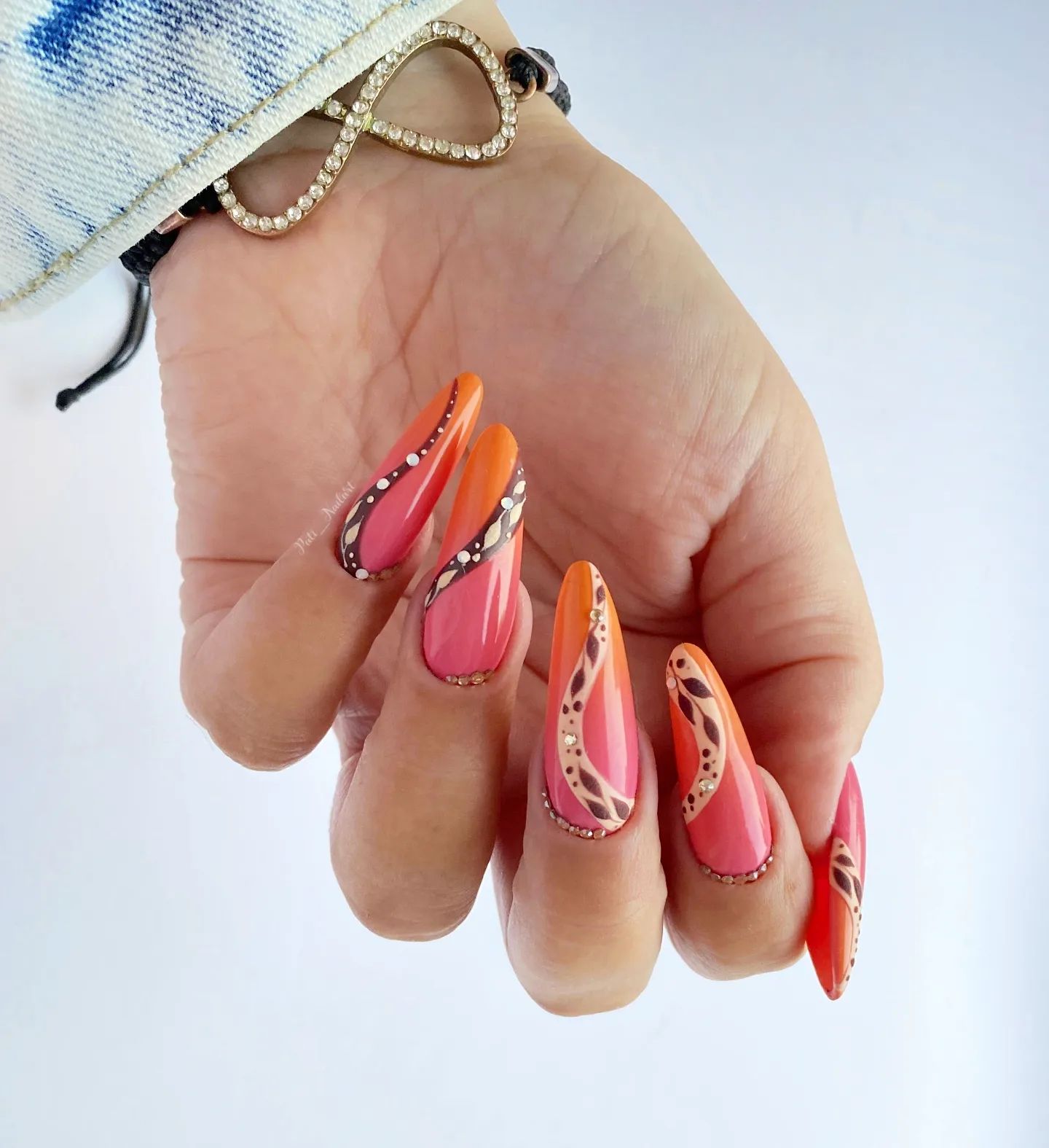 When it comes to think about the best colors for summer, pink and orange are the ones that pop into our heads, right? Let's make a great combo of them in ombre nails. To give them a mesmerizing look, go for a swirl nail art with some dots.