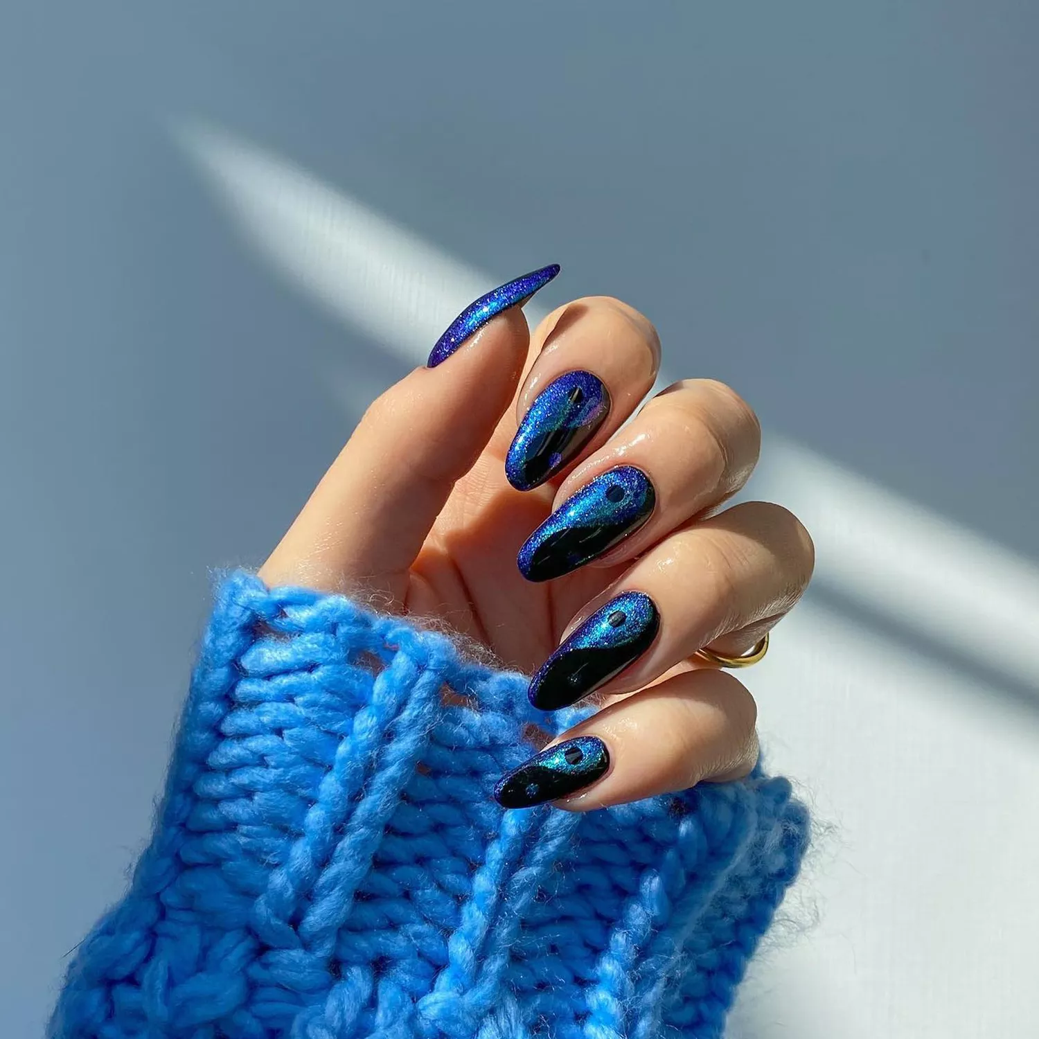 ying yang blue velvet nails