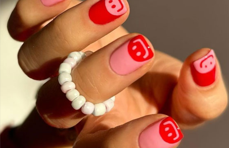 red nails with smiley face design