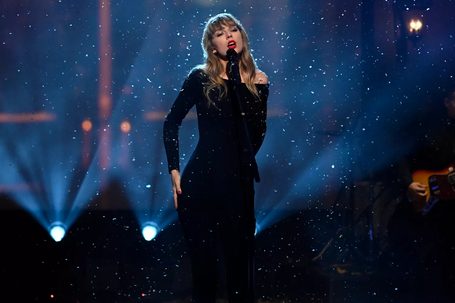 SATURDAY NIGHT LIVE -- "Jonathan Majors" Episode 1811 -- Pictured: Musical guest Taylor Swift performs on Saturday, November 13, 2021