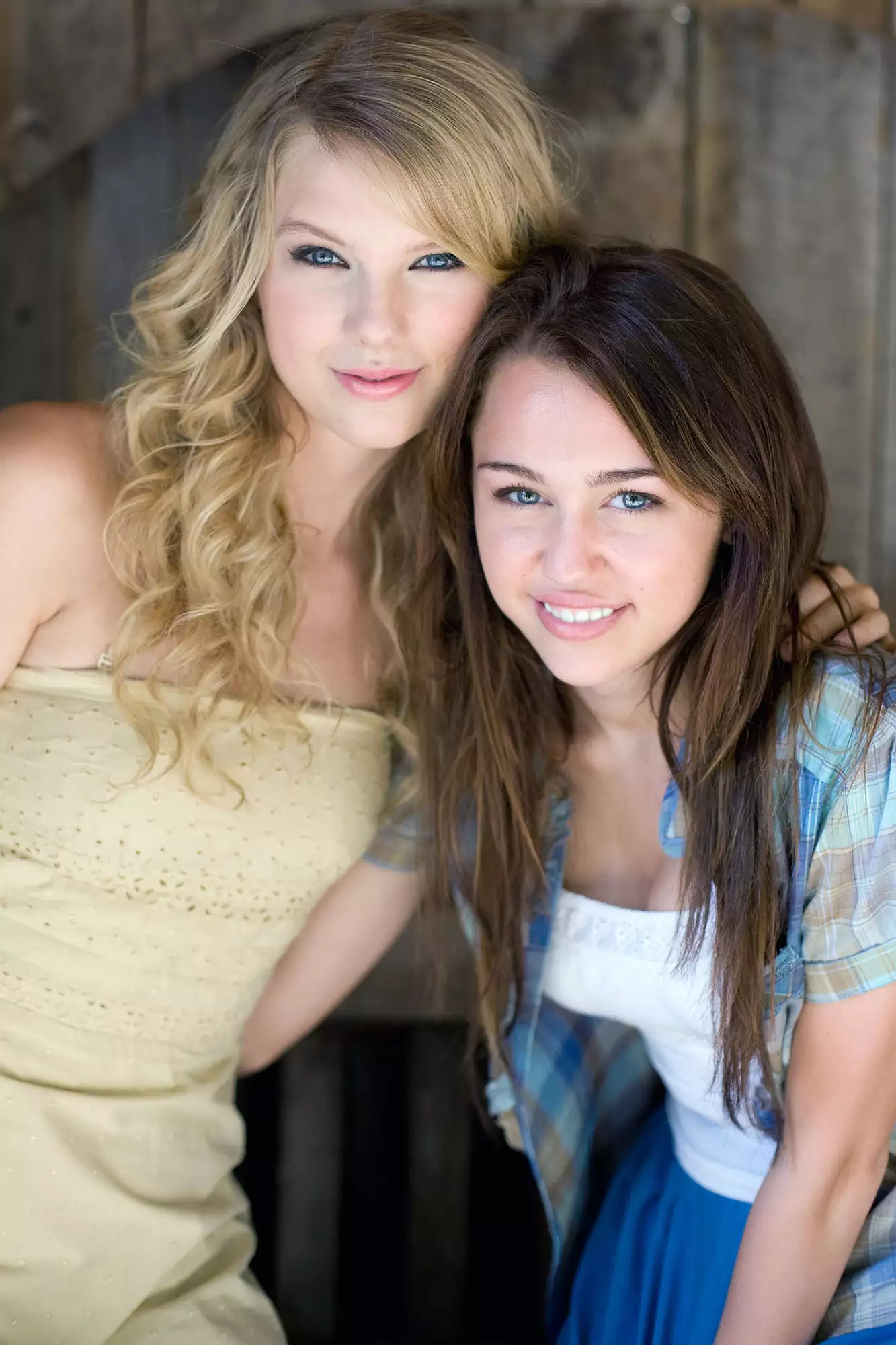 HANNAH MONTANA: THE MOVIE, from left: Taylor Swift, Miley Cyrus, 2009.