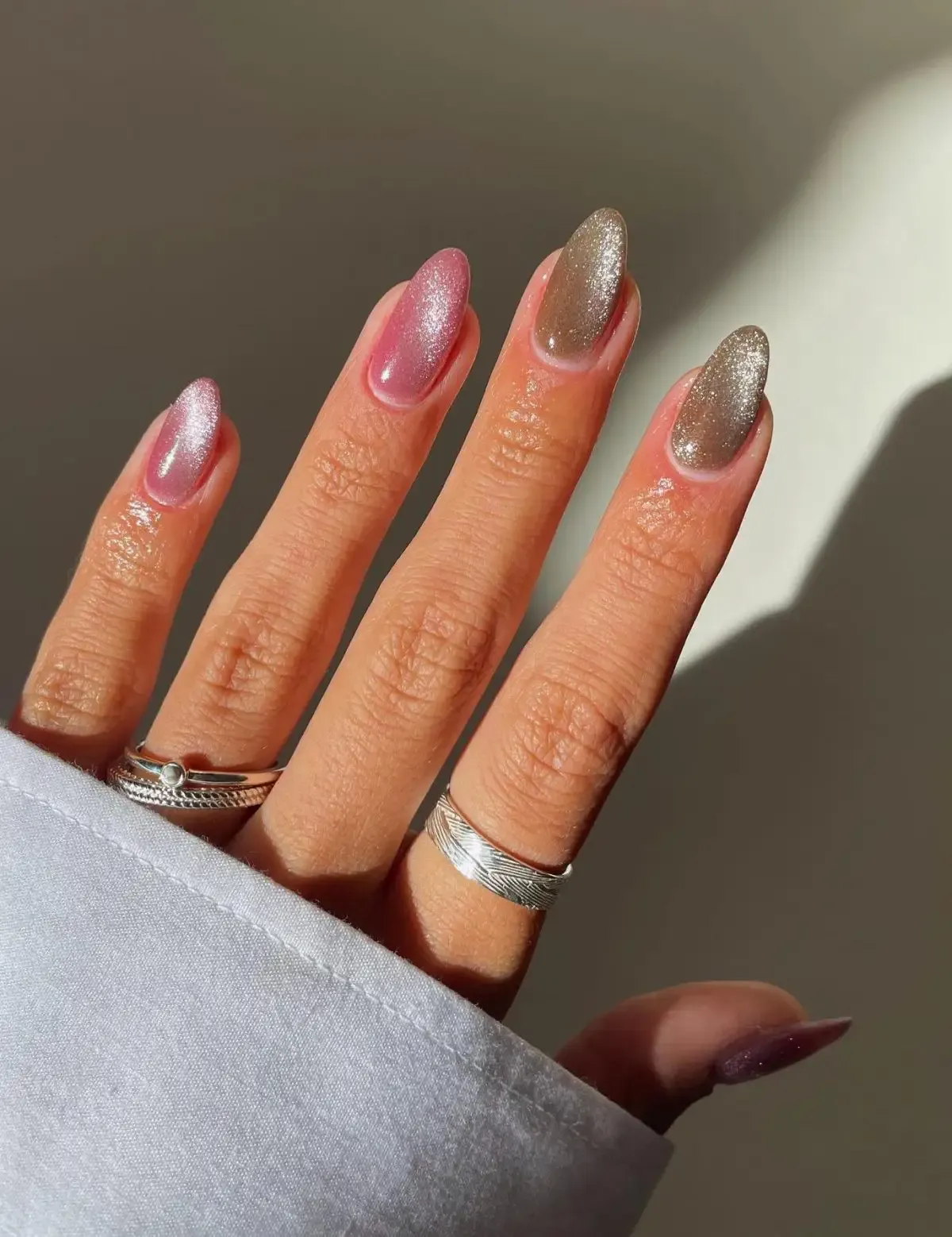 Light pink and champagne cat eye nails.