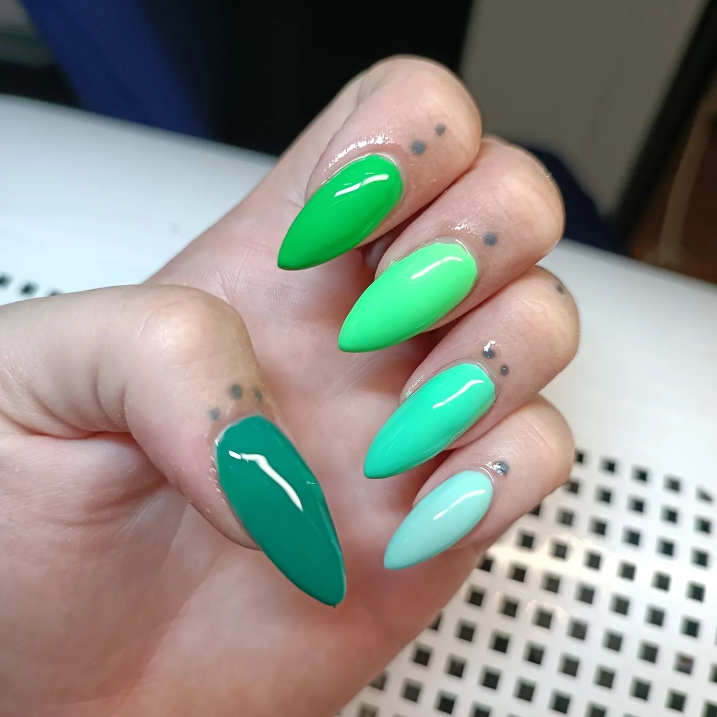 Do you think all your nails should look the same? Maybe it is time to allow them to be free! You can wear different shades of green like the one above.