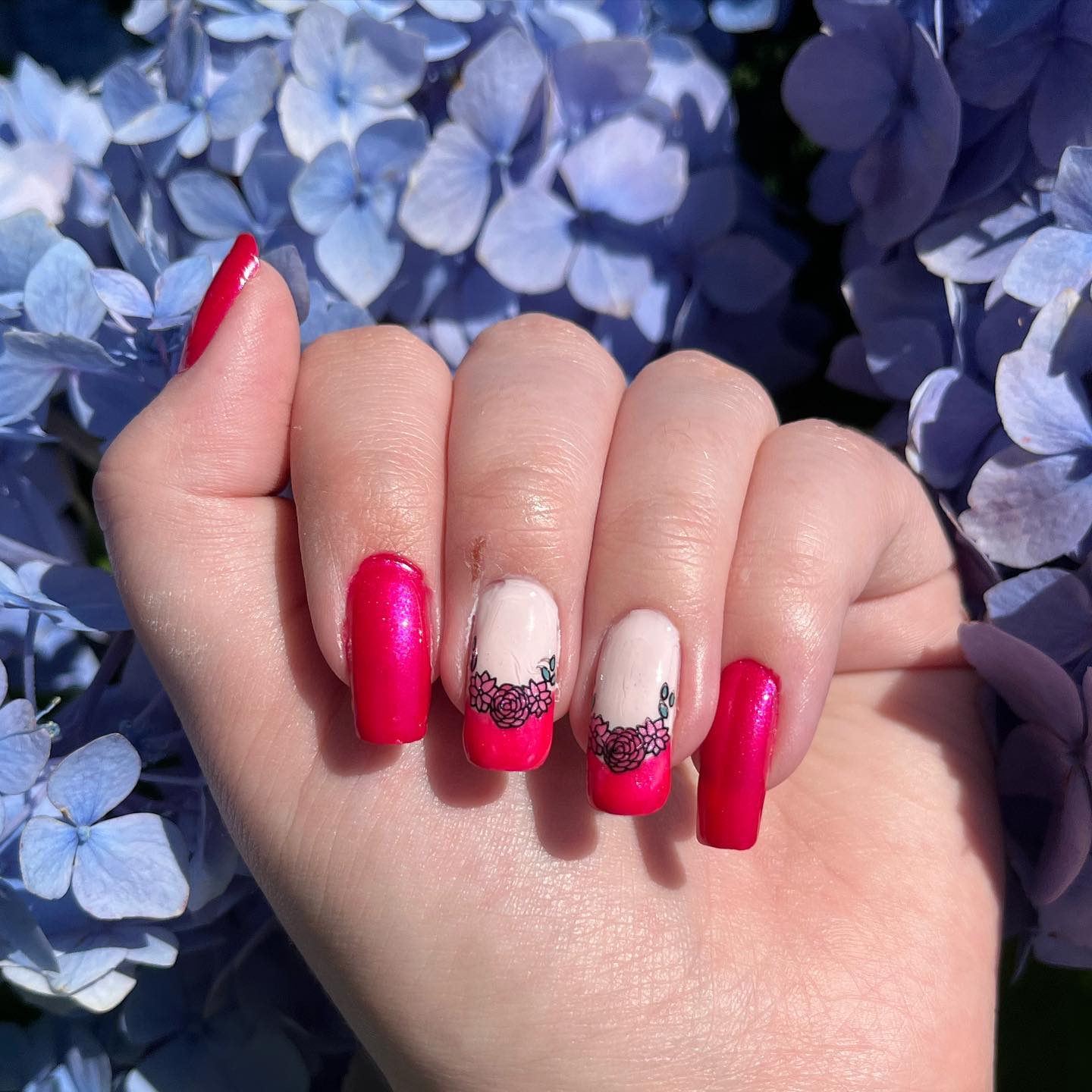 I know you love this beautiful pink color, right? Also, just look at the perfect accent nails in which the flowers outline the French tips.