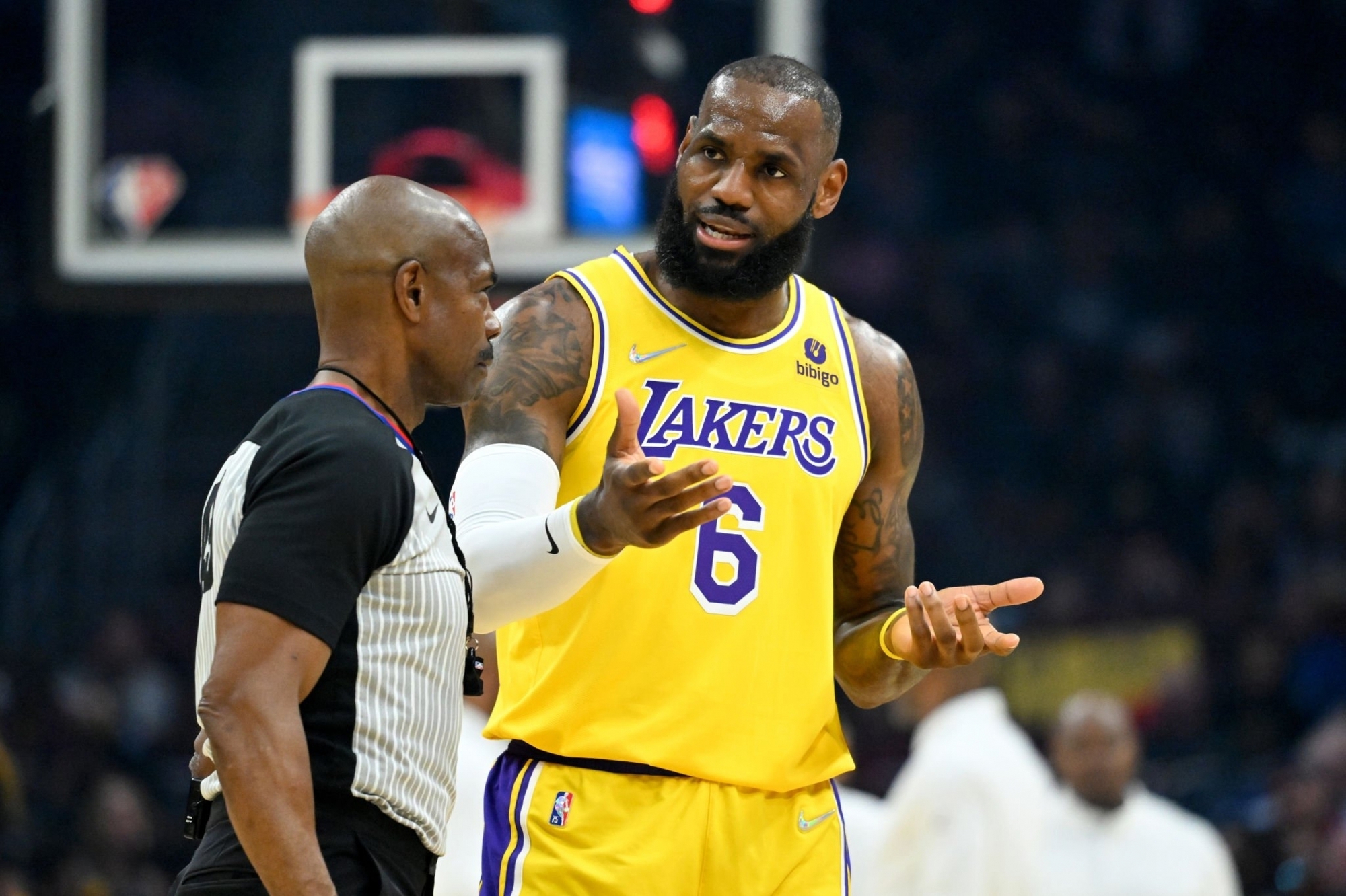 LeBron James và những cầu thủ tranh cãi với trọng tài nhiều nhất NBA - Ảnh 5.