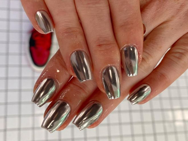 Chrome Nails Are Going To Make a Big Splash In 2023 - VIVA GLAM MAGAZINE™