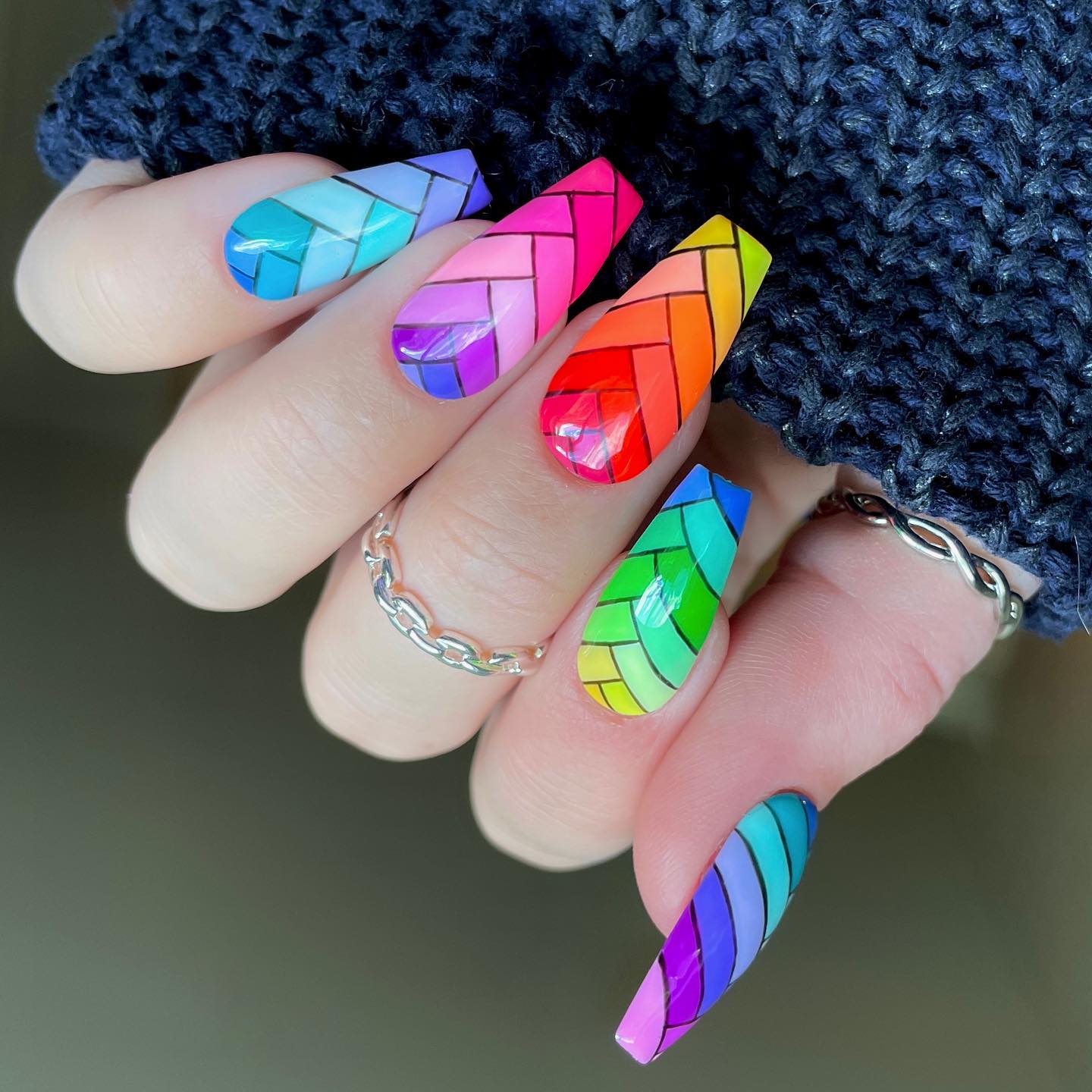 We love braids on our hair but why not having them on our fingers? The braid technique looks super creative and fun above. Combining braids with similar color palette for each nail is a nice detail, too.