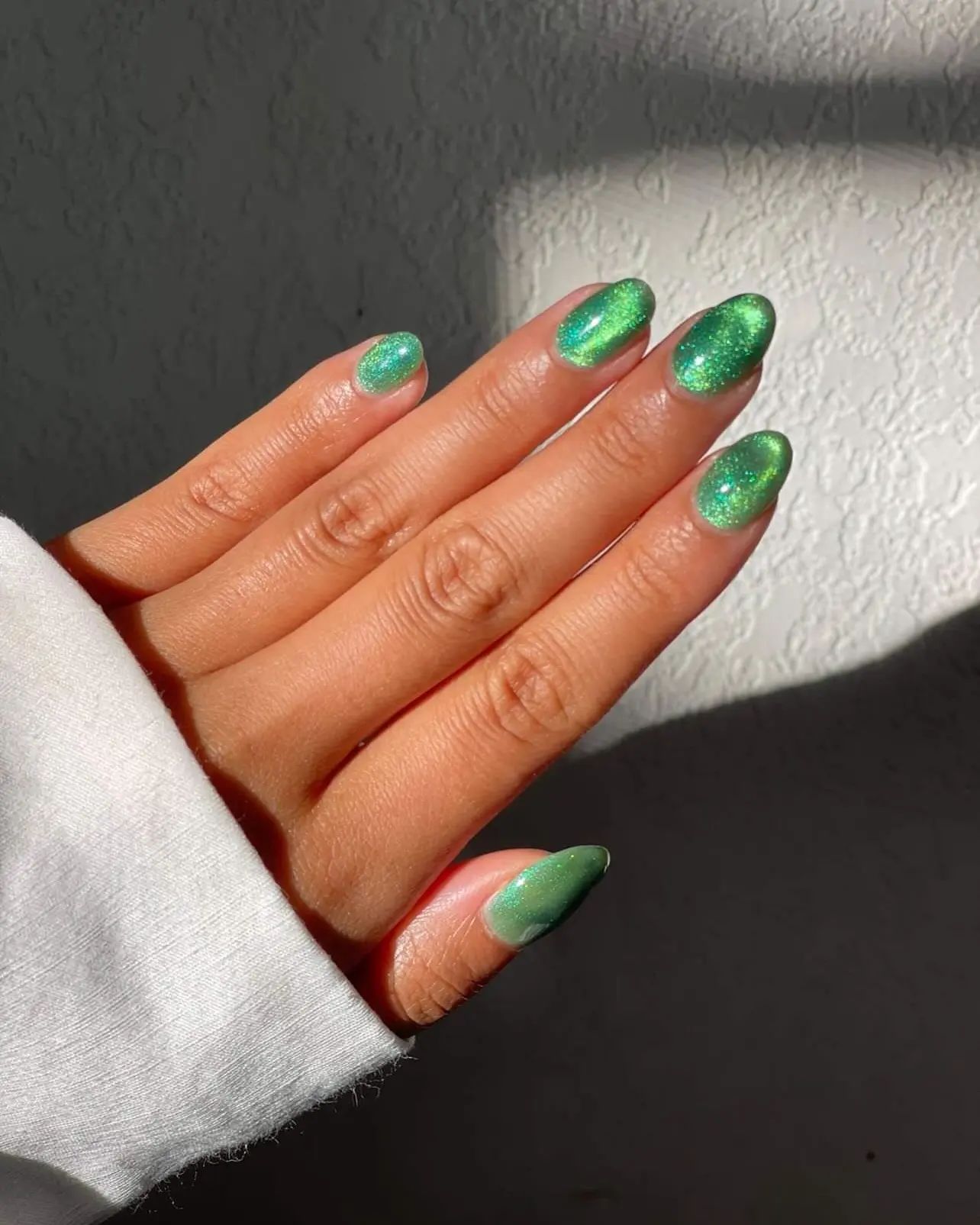 Green is the color of nature, luck and health. Besides all of these positive meanings, it is a popular choice for nail colors. Let's give this green nail art a shot.