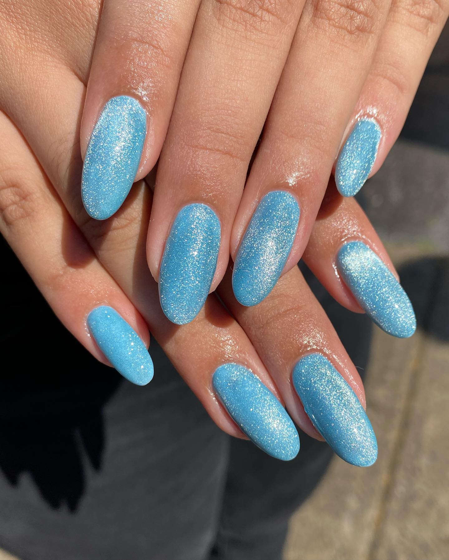 Here is a mesmerizing blue example for you. One of the best cat eye nails can be this one. Feel the free spirit of blue color.