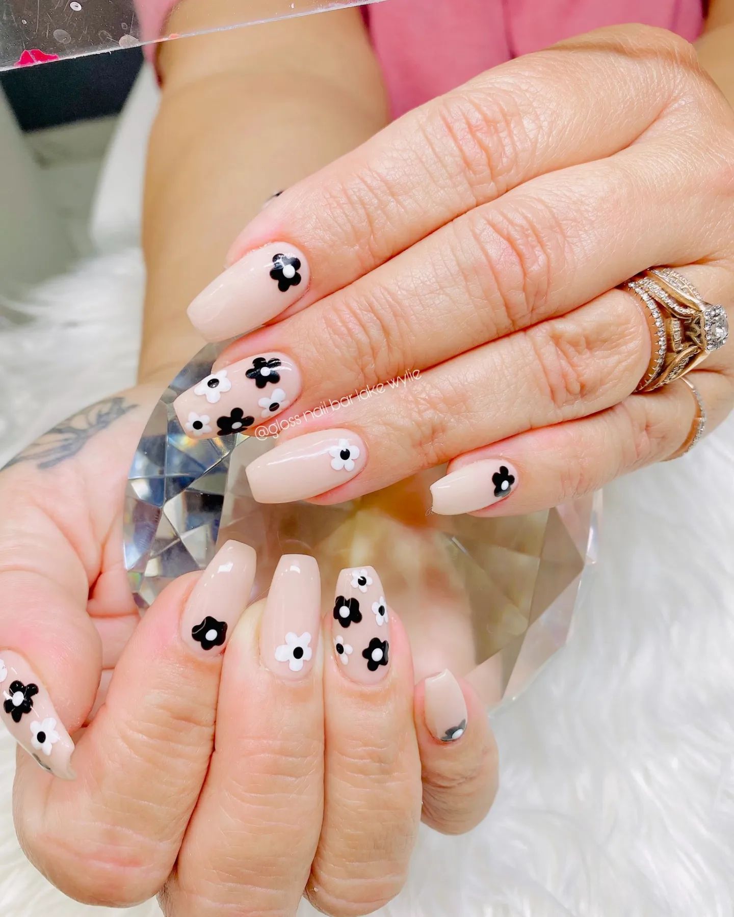 These nails are fresh as a daisy! Not all daisy nail arts have to be colorful. You can have black and white daisy nails.