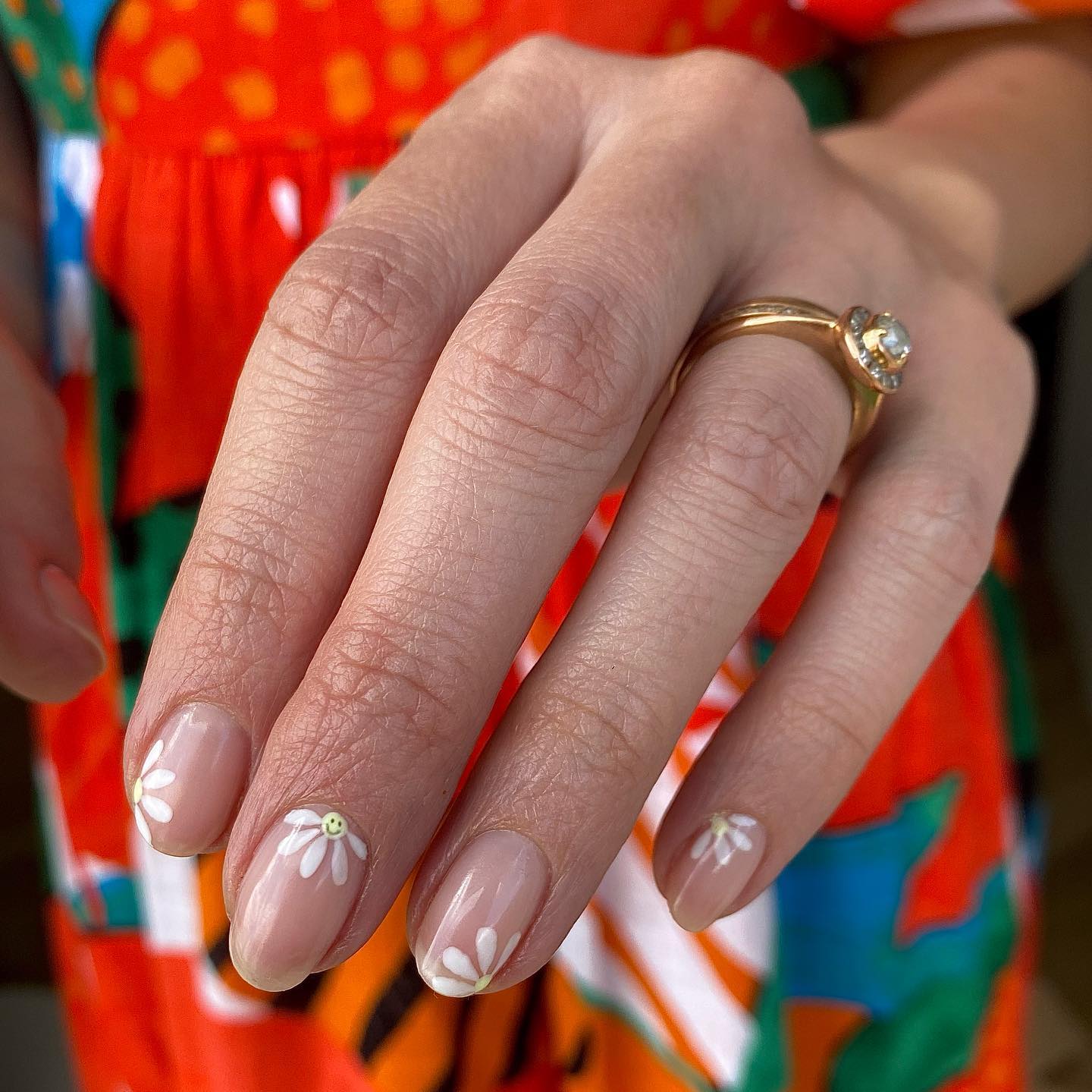 Can you spot the smiley? It's so cute! You will enjoy your cute daisies on top of a transparent nail polish.