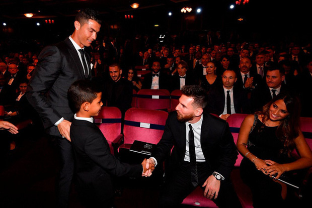 Con trai Messi là fan cứng của Ronaldo, còn con trai Ronaldo lại thần tượng Messi: Bố nhà người ta bao giờ cũng