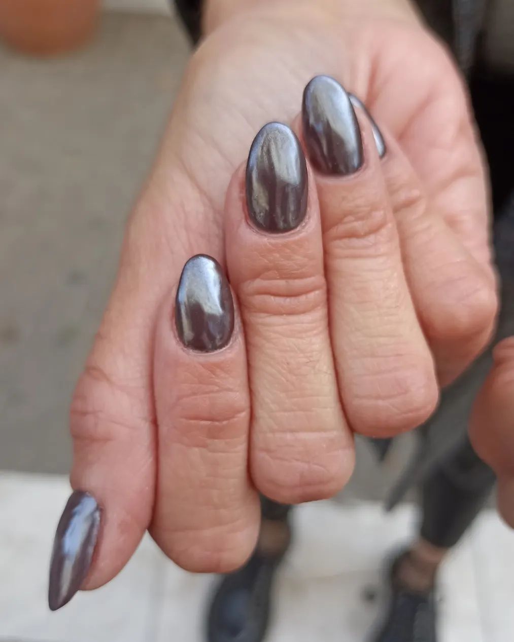 Silver metallic nails will complement your skin tone while still being eye-catching! They are perfect for parties, weddings, or if you just want to stand out in the crowd. Your oval nails will shine with them.