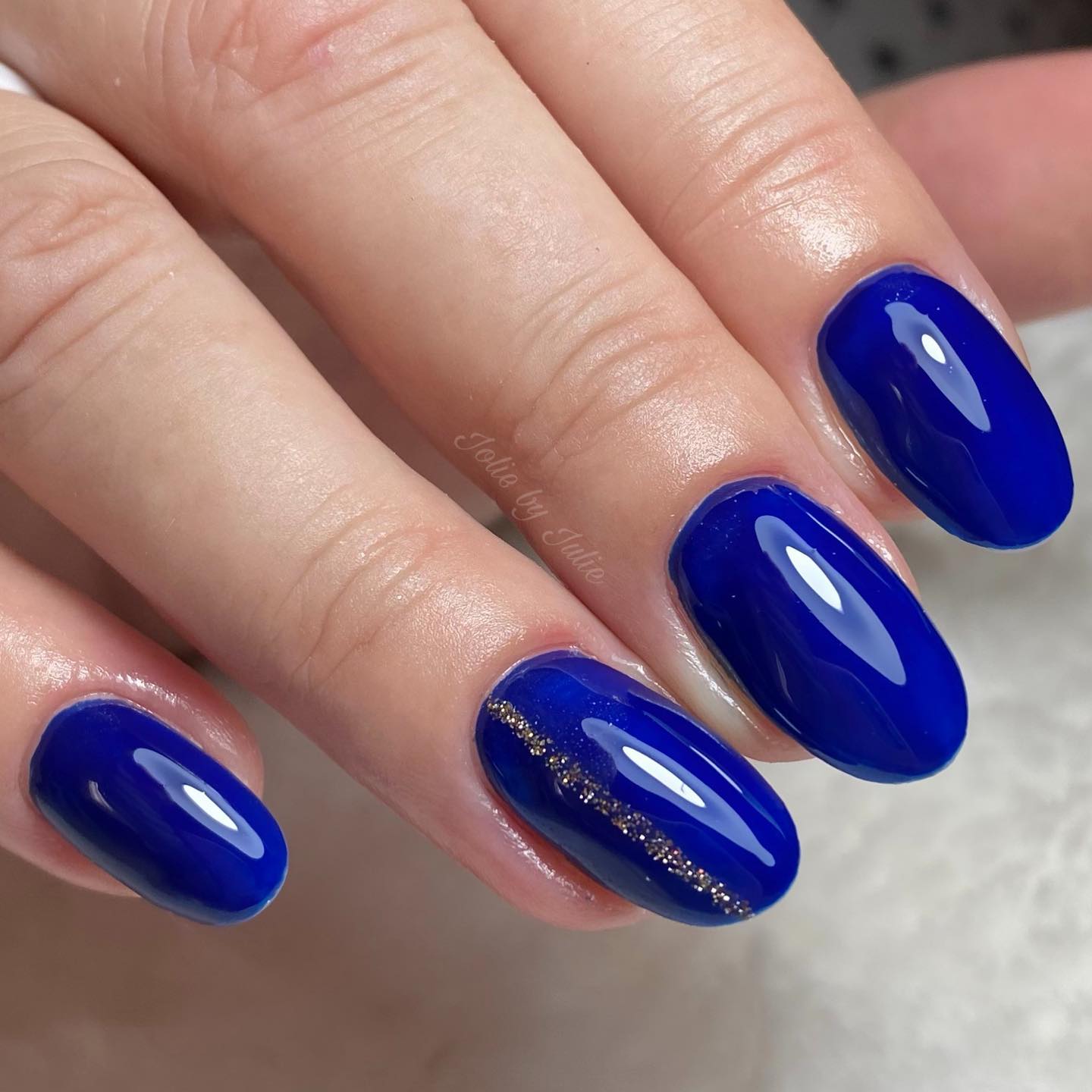 Navy blue is a great alternative to black, which can sometimes feel too harsh and heavy. If you're looking for something more subtle for your beautiful oval nails, try navy blue.