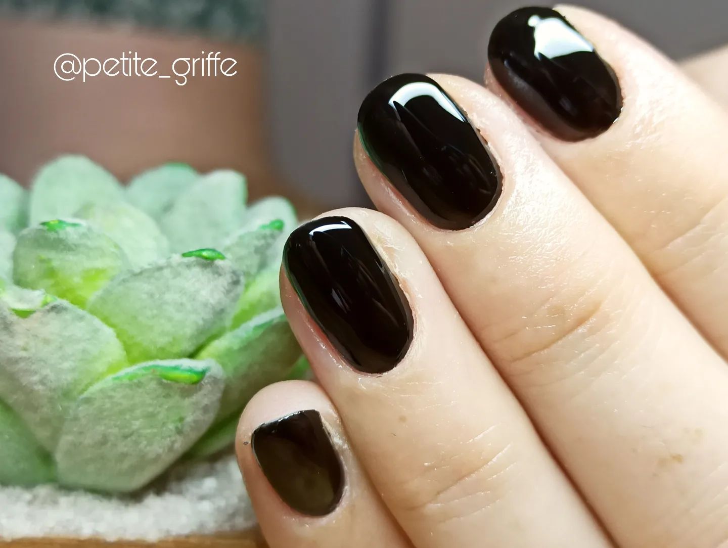 Simple and shiny black nail polish has always been women's favorite. It doesn't matter when or which season you apply this nail polish, you are sure to rock with these. Plus, it goes well with any size, so it doesn't matter if you have short or long oval nails.