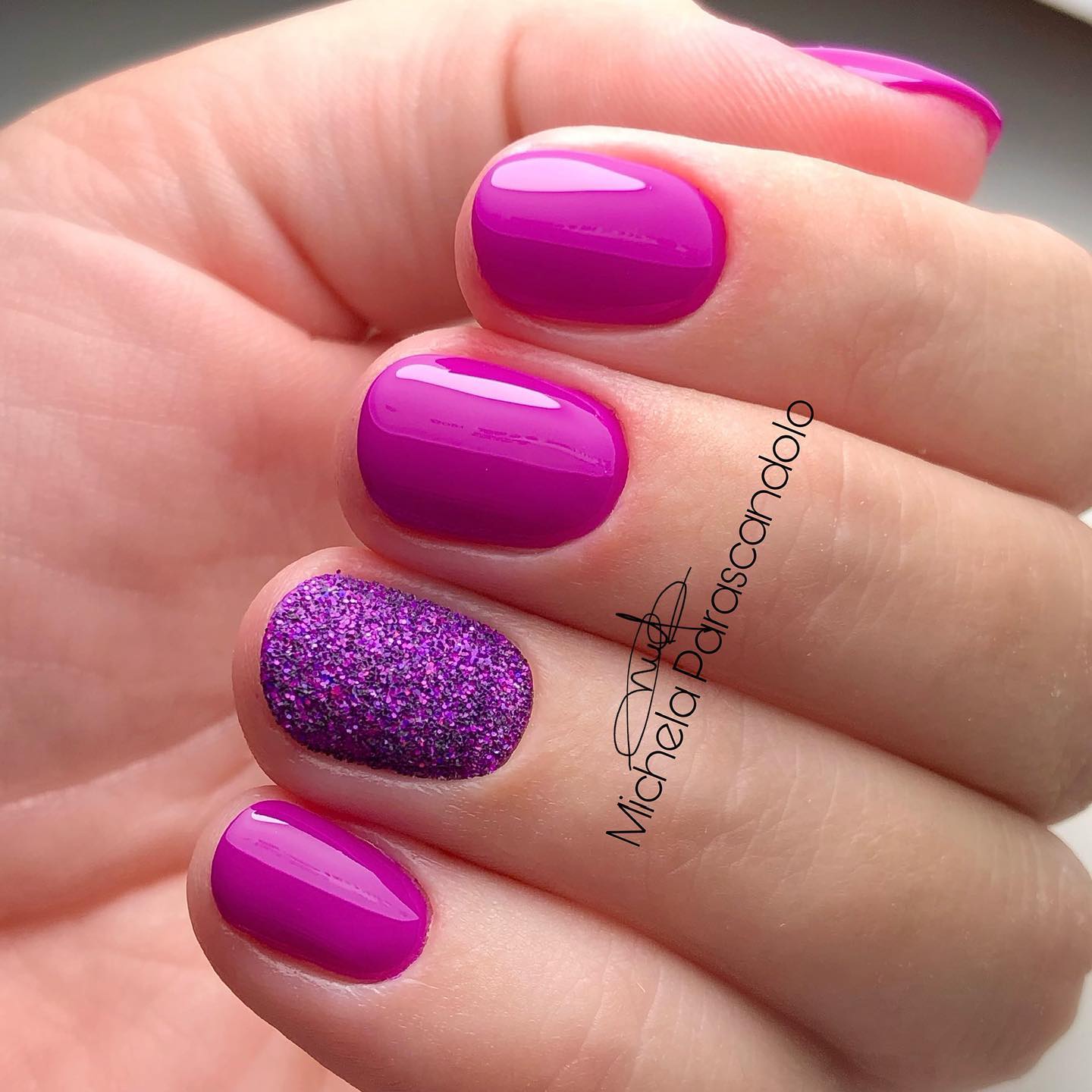 Dark pink nail polish is great for spring and summer because it gives you a pop of color without being too bright. It's also good for those of you who don't want to stand out much but still want something fun and fresh. As a nice detail, you can use glitters for your accent nails.