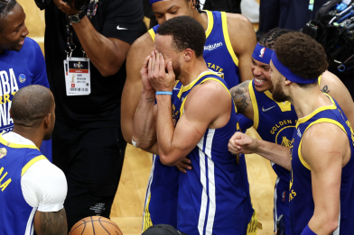 Stephen Curry khóc trong ngày đi vào lịch sử NBA